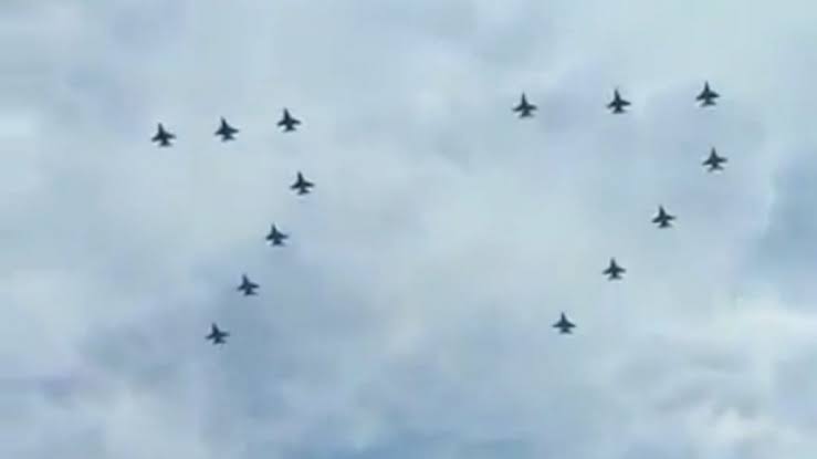 Gugusan Penerbang Pesawat Tempur Garuda Flight terdiri atas 14 Pesawat F16 Fighting Falcon yang bermanuver membentuk angka 77 yang menandai usia Kemerdekaan Republik Indonesia