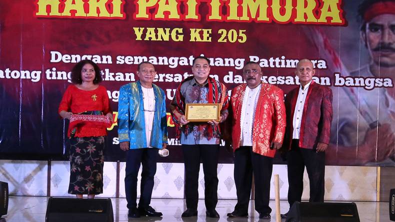 Walikota Eri Cahyadi bersama kelompok masyarakat Maluku