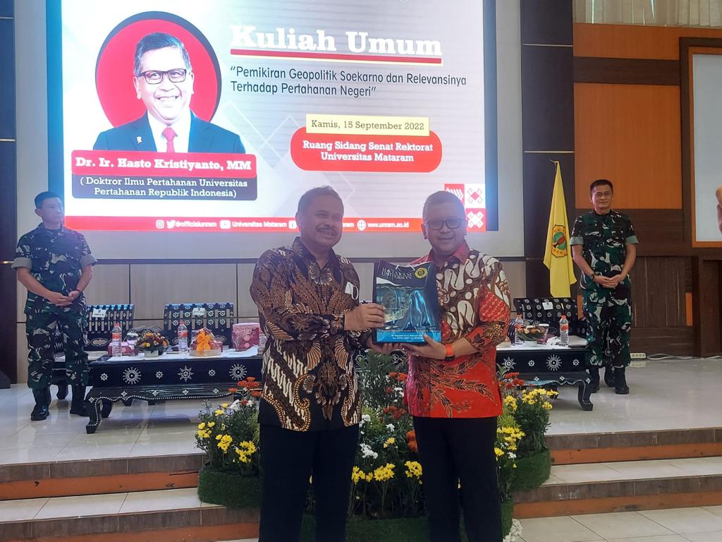 Hasto membawakan kuliah umum dengan tema Pemikiran Geopolitik Soekarno dan Relevansinya Terhadap Pertahanan Negara di Universitas Mataram (Unram), NTB, Kamis (16/9/2022)