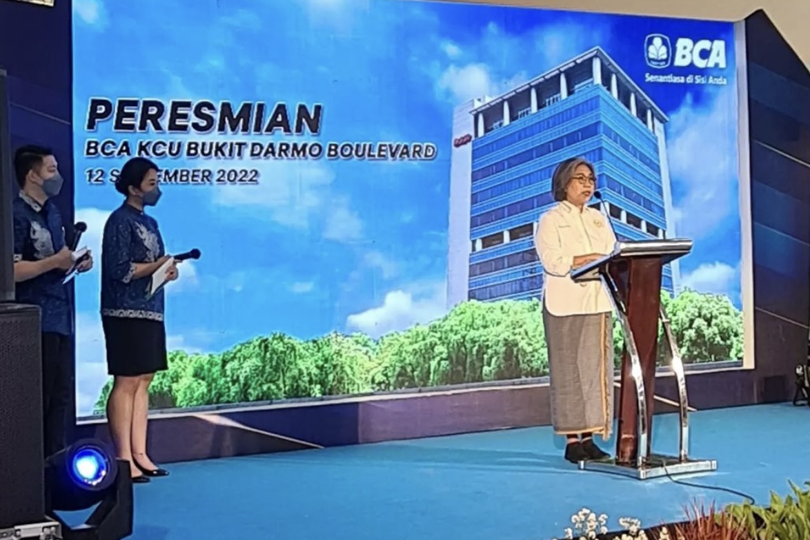 Indah Kurnia, Insan BCA 1984-2008, Anggota Komisi XI DPR RI Fraksi PDI Perjuangan saat Pembukaan Kantor Cabang BCA BDB Surabaya