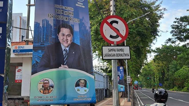 Banner Eric Thohir for Presiden 2024 yang ada di sepanjang Jalan Darmo Surabaya yang diklaim tak berizin. (doc: Ngopibareng)