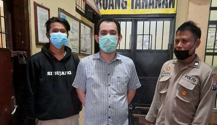 Aditya Sutedja (tengah) ketika ditahan di Mapolres Pamekasan beberapa tahun lalu.