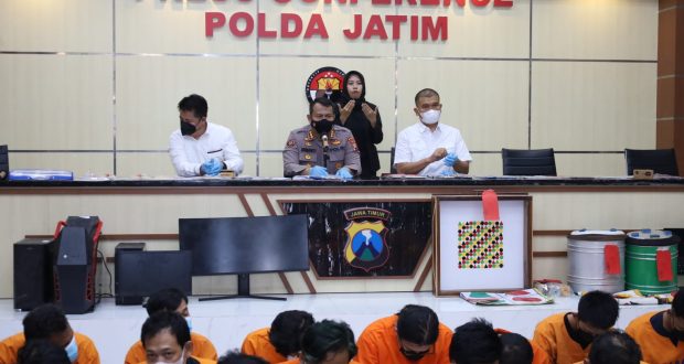 Kabid Humas Polda Jatim Kombes Pol Dirmanto, bersama Dirkrimsus Kombes Pol Farman dan Dirkrimum Kombes Pol Totok Suharyanto, di ruang pres rilis Humas Polda Jatim