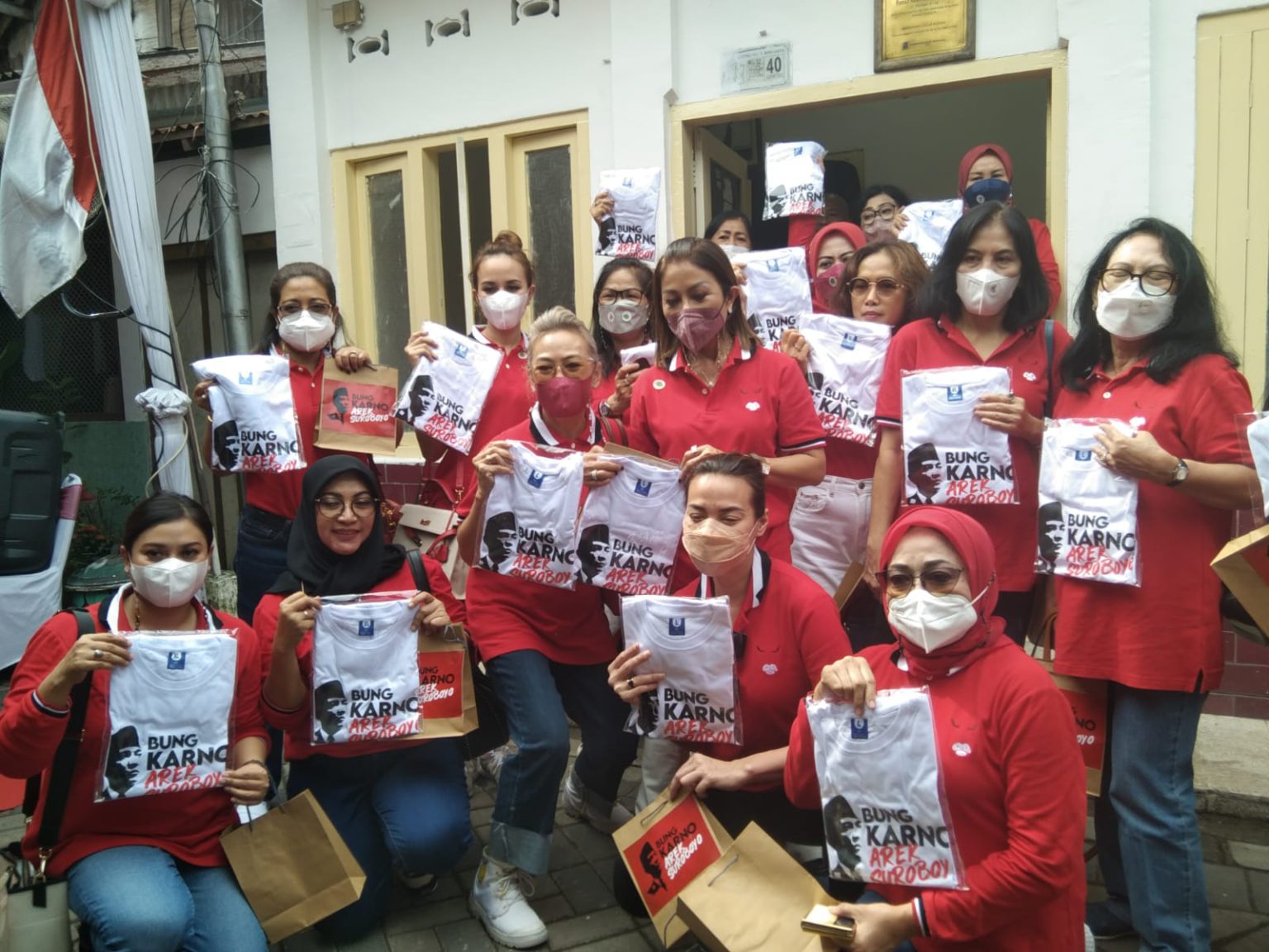 Persaudaraan Istri Anggota DPR RI berkunjung ke rumah kelahiran Bung Karno di Jalan Pandean IV No.40 Peneleh, Kecamatan Genteng Kota Surabaya, Rabu (15/6/2022). (Foto:Mira/Lentera)