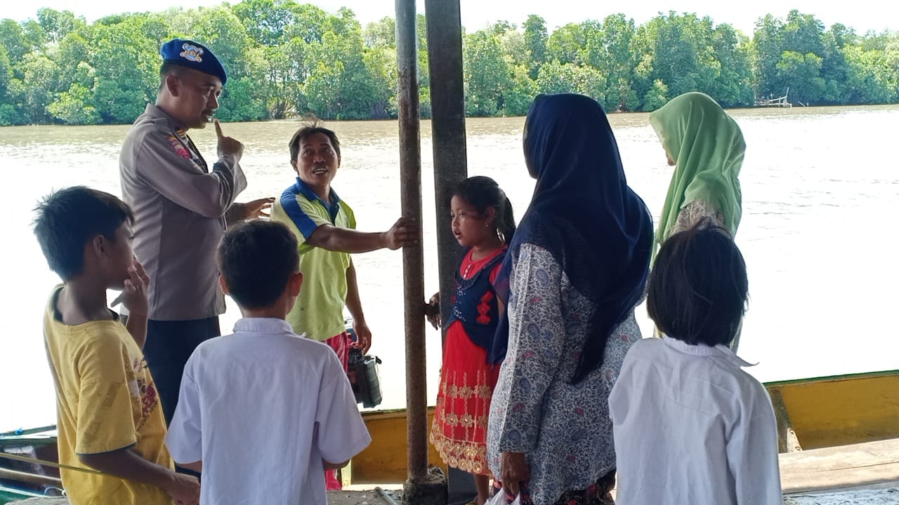 Satpolairud Polres Gresik melakukan sosialisasi bahaya banjir rob