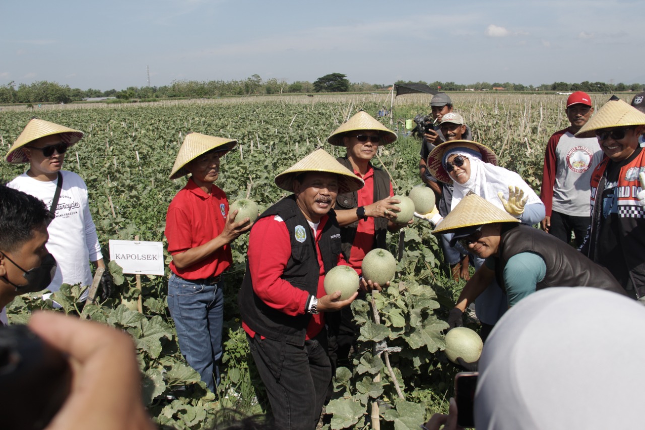 Plt Bupati Nganjuk Marhaen Djumadi bersama petani melaksanakan tasyakuran di Dusun Banaran Demangan Kecamatan Tanjunganom, Sabtu (24/9/2022)