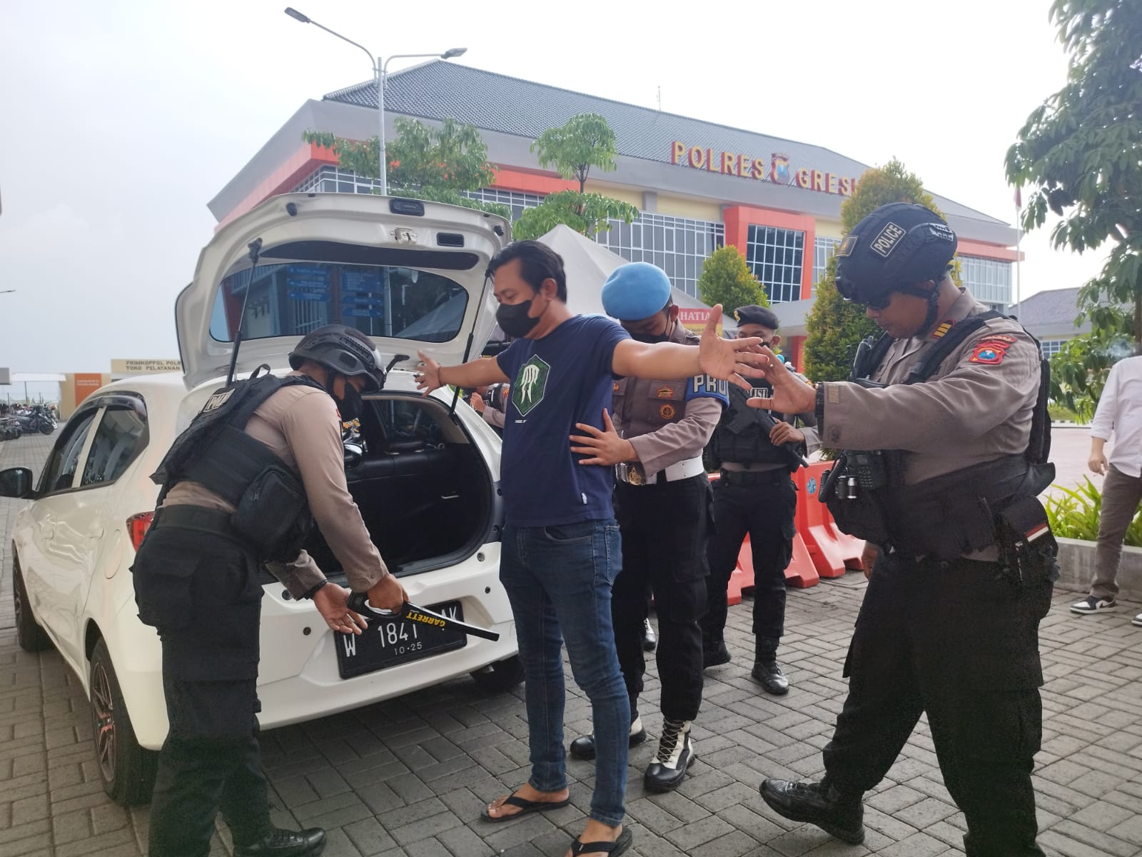 Pasca ledakan bom di Polsek Astana Anyar, Bandung, Jawa Barat, Polres Gresik meningkatkan penjagaan di pintu masuk