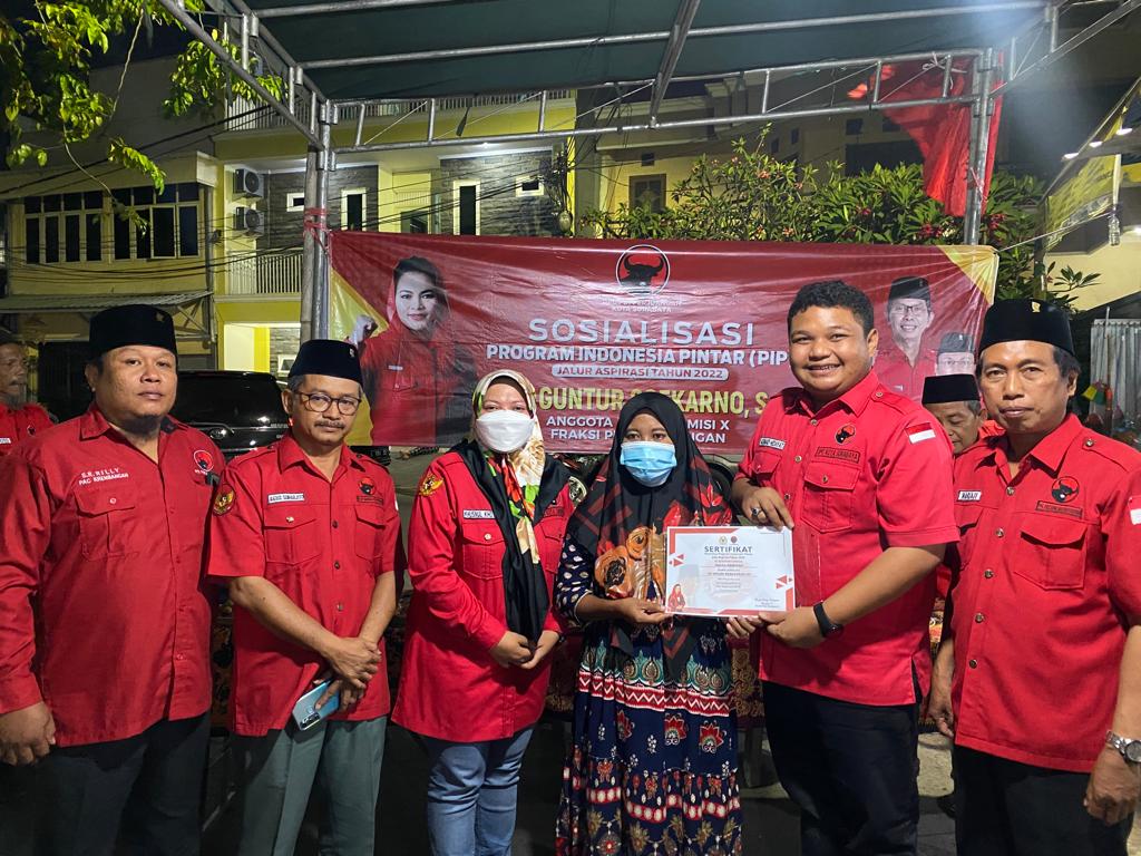 DPC Partai Demokrasi Indonesia Perjuangan (PDIP) Kota Surabaya membagikan Program Indonesia Pintar (PIP)