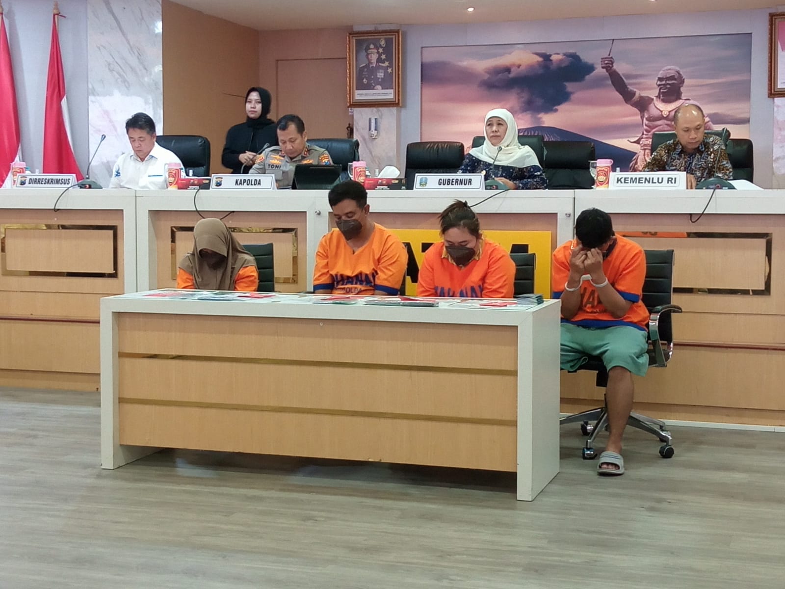 Press rilis diruang Rupatama Polda Jatim dipimpin oleh Kapolda Jatim Irjen Pol Toni Harmanto dan Gubernur Jawa Timur Khofifah Indar Parawansa serta dihadiri Wakapolda Jatim Brigjen Pol Ahmad Yusep Gunawan, pejabat utama (PJU) Polda Jatim dan Kemenlu RI 