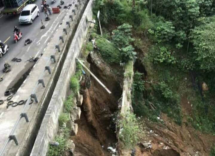 Jalan Raya Ciawi Bogor Sukabumi Cikreteg sebelum SPBU Cikreteg telah terjadi longsor yang di sebabkan oleh arus sungai di bawah jalan