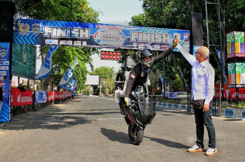 Tommy Wahyu Prakoso, Ketua IMI Probolinggo saat berada di event Kapolres Cup Kejurprov Putaran 5 yang berlangsung di sirkuit NP. Jl. P. Sudriman, Probolinggo, Jawa Timur pada Minggu (17/09/2923)
