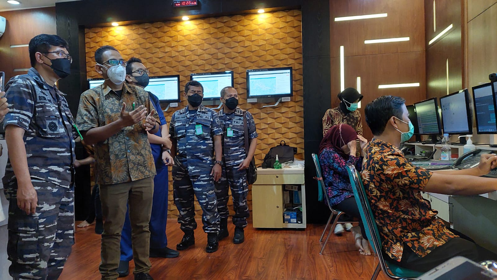 Wakil Kepala Bidang Medis RSAL Surabaya, Kolonel Laut dr. Benny Jovie Sp.J saat ditunjukan ruang PSC
