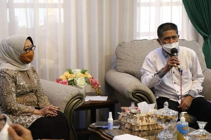 Bupati Jombang Mundjidah Wahab (kiri) Ketua Umum KONI Jombang Heru Ariwanto.