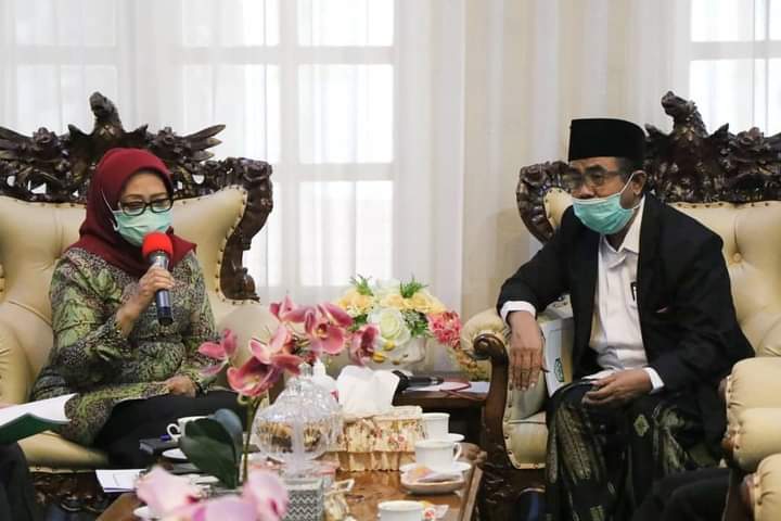 Bupati Jombang Hj, Mundjidah Wahab (kiri) dan Ketua Takmir Masjid Baitul Mukminin H. Harly Wibibosono.