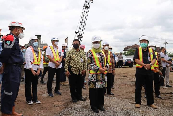 Bupati Jombang Hj, Mundjidah Wahab saat meninjau pembangunan jembatan baru yang ada di Kecamatan Ploso Kabupaten Jombang, Jumat (29/1/21)