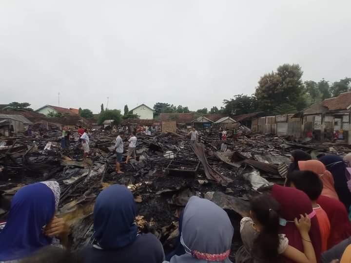 Sejumlah pemilik kios memandangi tempat usahanya yang luluh lantak setelah Pasar Desa Kepoh, Kec. Kepoh Baru, Kab. Bojonegoro terbakar pada Kamis (18/2) malam.