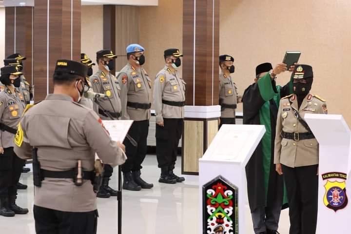 Proses pelantikan Wakapolda Kalteng Brigjen Pol. Ida Oetari Poernamasasi, S.A.P., M.A. (Dokumentasi Humas Polda Kalteng)
