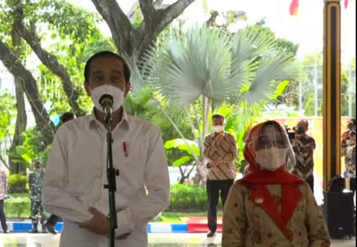 Presiden RI Joko Widodo saat meninjau langsung pelaksanaan vaksinasi Covid-19 di Kabupaten Jombang.