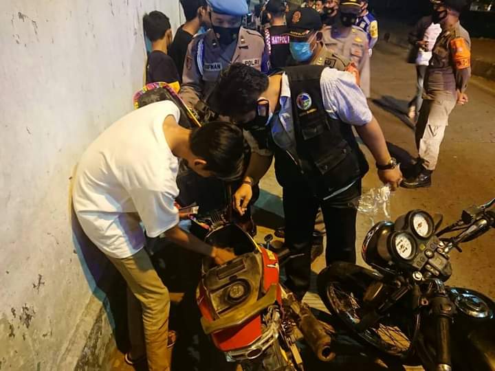 Petugas gabungan melakukan razia di Kawasan jembatan fly over Peterongan, Senin malam (14/6/2021).
