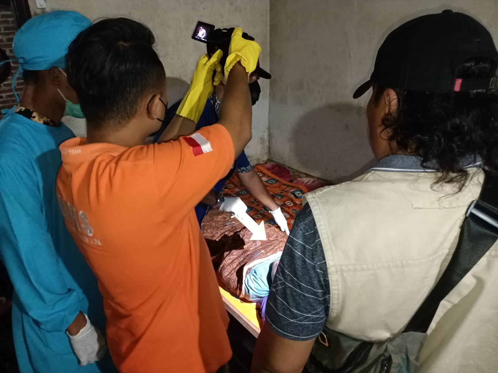 Petugas memeriksa jasad korban (dok. Polisi)