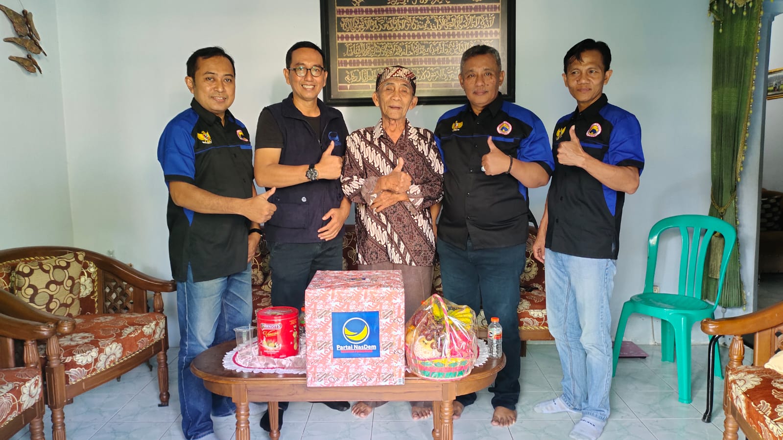 DPD NasDem Kota Probolinggo melalui Garda Pemuda Nasdem saat memberikan bingkisan pada purnawirawan Polri Jumat, (01/07/2022)