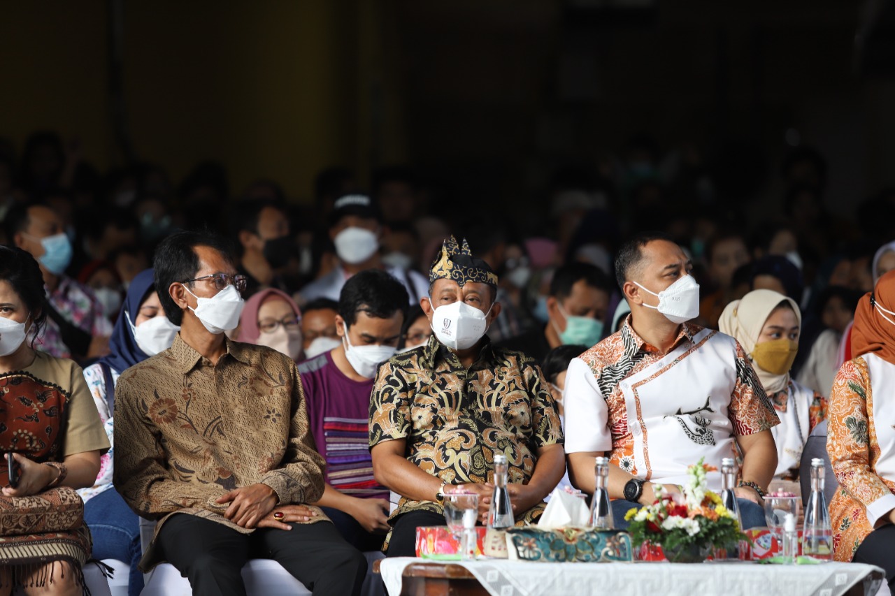 Ki-Ka: Adi Sutarwijono (Ketua DPRD Kota Surabaya), Armuji (Wakil Wali Kota Surabaya) dan Eri Cahyadi (Wali Kota Surabaya)