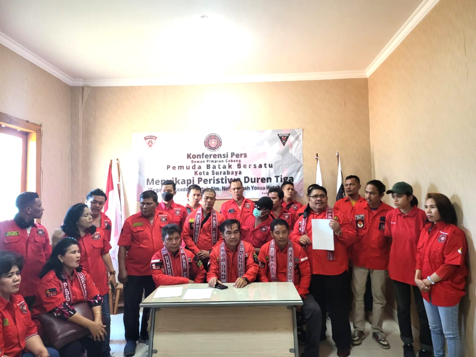 Pemuda Batak Bersatu (PBB) Kota Surabaya menggelar konperensi Pers menyikapi persoalan kasus pembunuhan Brigadir J pada hari Kamis, 1 September 2022 di Jalan Arif Rahman Hakim No.2 , Surabaya