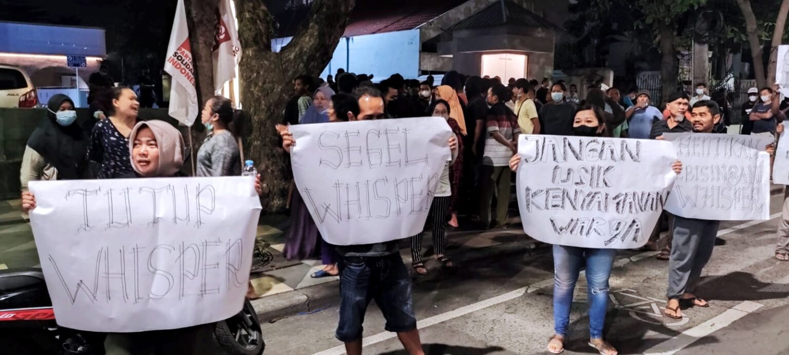 Warga saat berdemo didepan Whisper Lounge & Restaurant