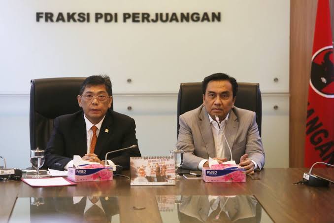 Ketua Fraksi PDI Perjuangan (PDIP) DPR RI, Utut Adianto (kiri)