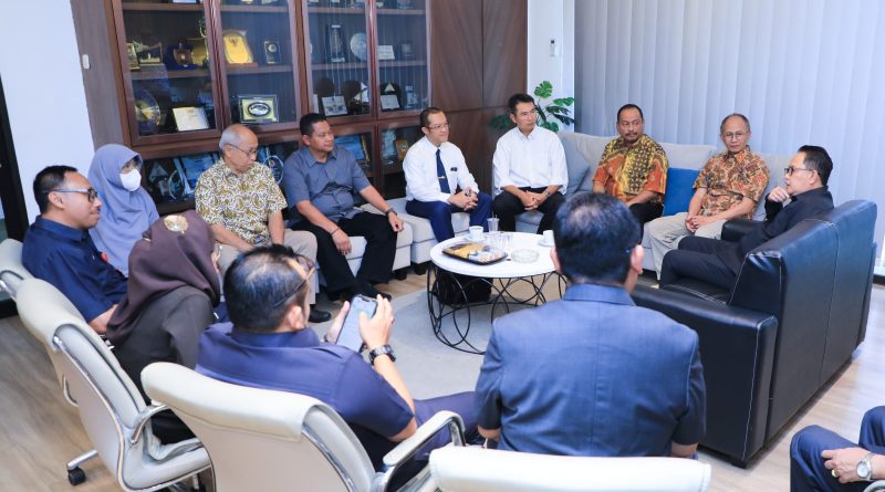 Pj GUbernur Jawa Timur, Adhy Karyono, saat FGD bersama Kadin Jawa Timur. Foto: dok.humasjatim 