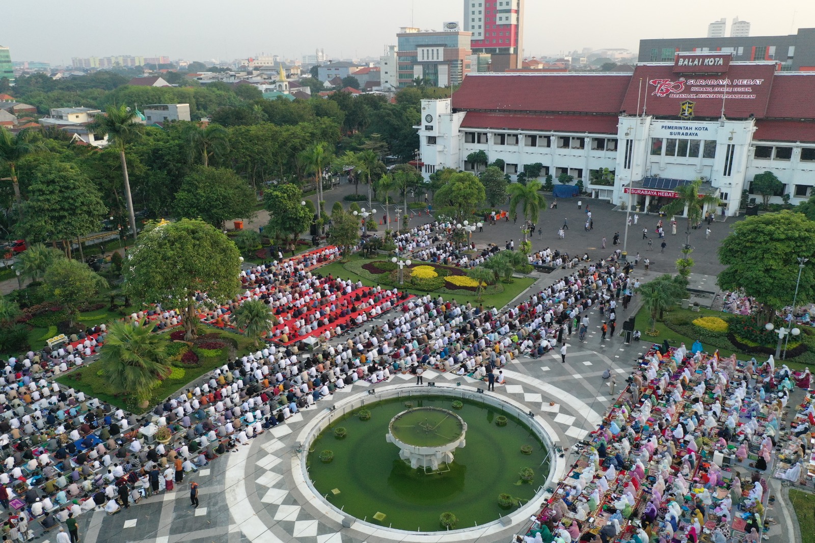 Shalat ied di Balai Kota Surabaya