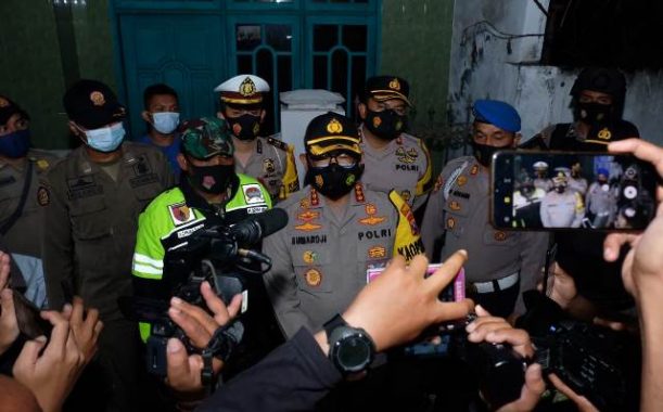 Kapolresta Sidoarjo Kombes Pol Sumardji memberikan keterangan usai mendatangi rumah simpatisan FPI di Krian Sidoarjo.