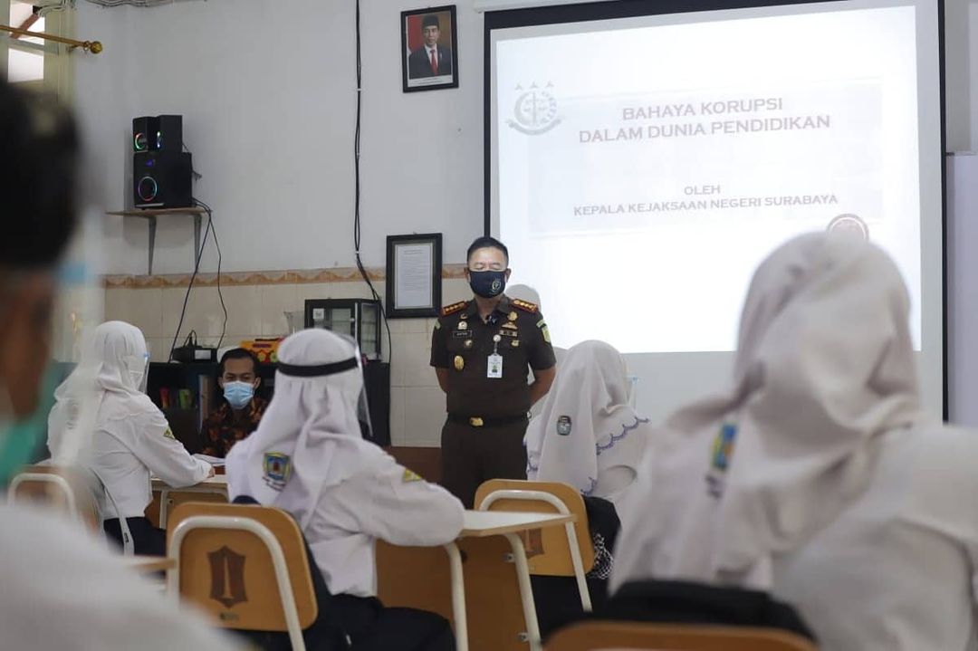 SOSIALISASI: Kepala Kejari Surabaya, Anton Delianto saat memberikan materi anti korupsi kepada pelajar SMPN 1 Surabaya. | bacasaja,id/byta