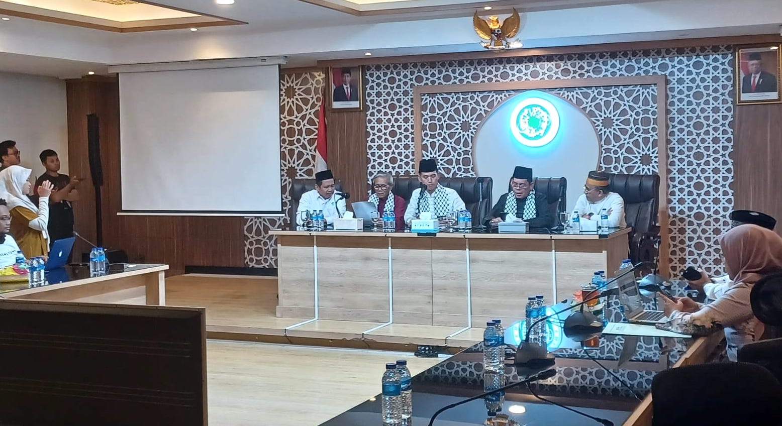 Ketua MUI Bidang Fatwa, KH Asrorun Niam Sholeh saat membacakan fatwa terbaru MUI terkait hukum dukungan ke Palestina