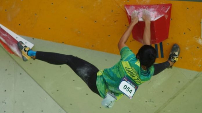 Pemanjat Jatim Fitria Hartini berlaga di nomor boulder perorangan putri di Arena Panjat Tebing, Mimika, Papua, Selasa (5/10/2021).