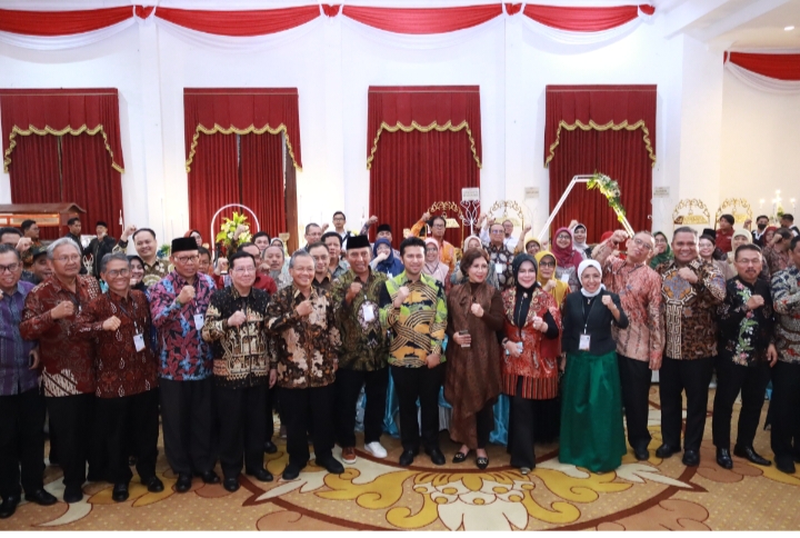 Peserta Konvensi Kampus XXIX dan Temu Tahunan XXV Forum Rektor Indonesia pada Gala Dinner di Gedung Negara Grahadi Surabaya melakukan foto bersama Pimpinan OPD Pemprov Jatim dan Wakil Gubernur Jatim, Emil Elestianto Dardak. (Foto: Diskominfo Jatim)