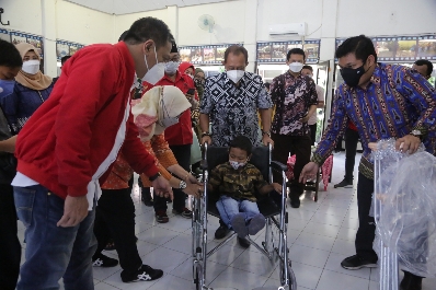 Wakil Wali Kota Surabaya Armuji saat menyerahkan bantuan kursi roda kepada Reno.