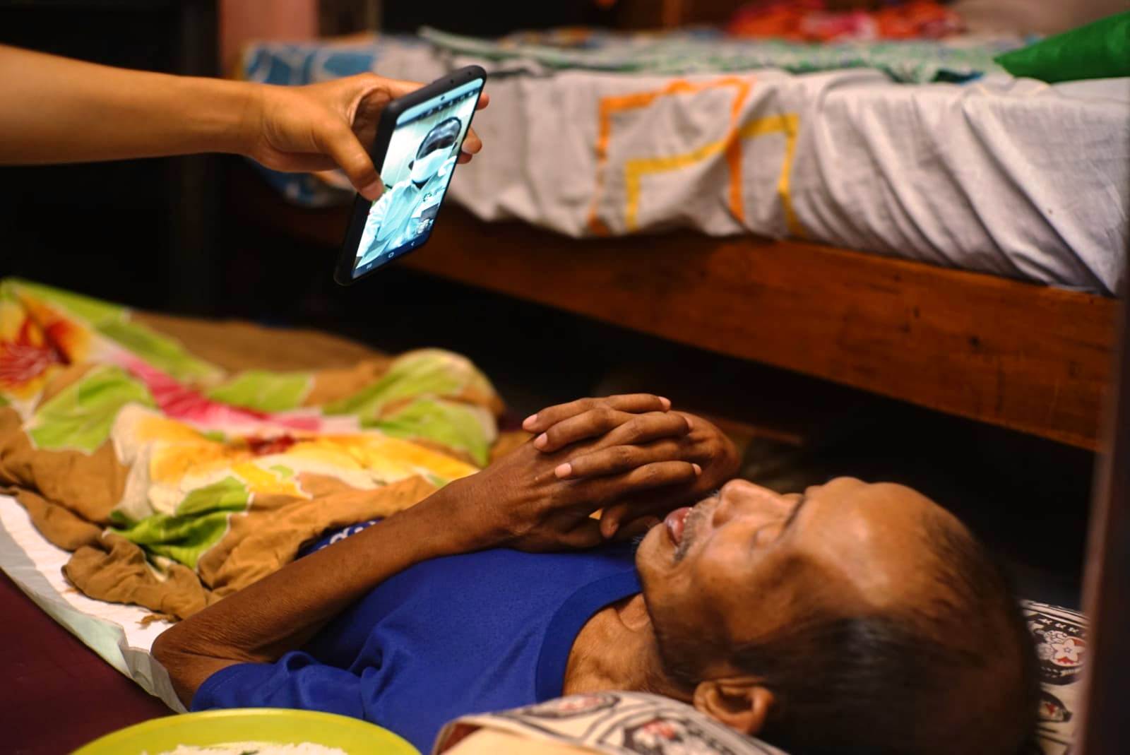 Wakil Wali Kota Surabaya Armuji saat menyapa warga Surabaya yang terkena stroke.