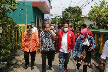 Wakil Ketua Komisi B DPRD Surabaya, Anas Karno saat mendampingi Wakil Wali Kota Surabaya, Armuji