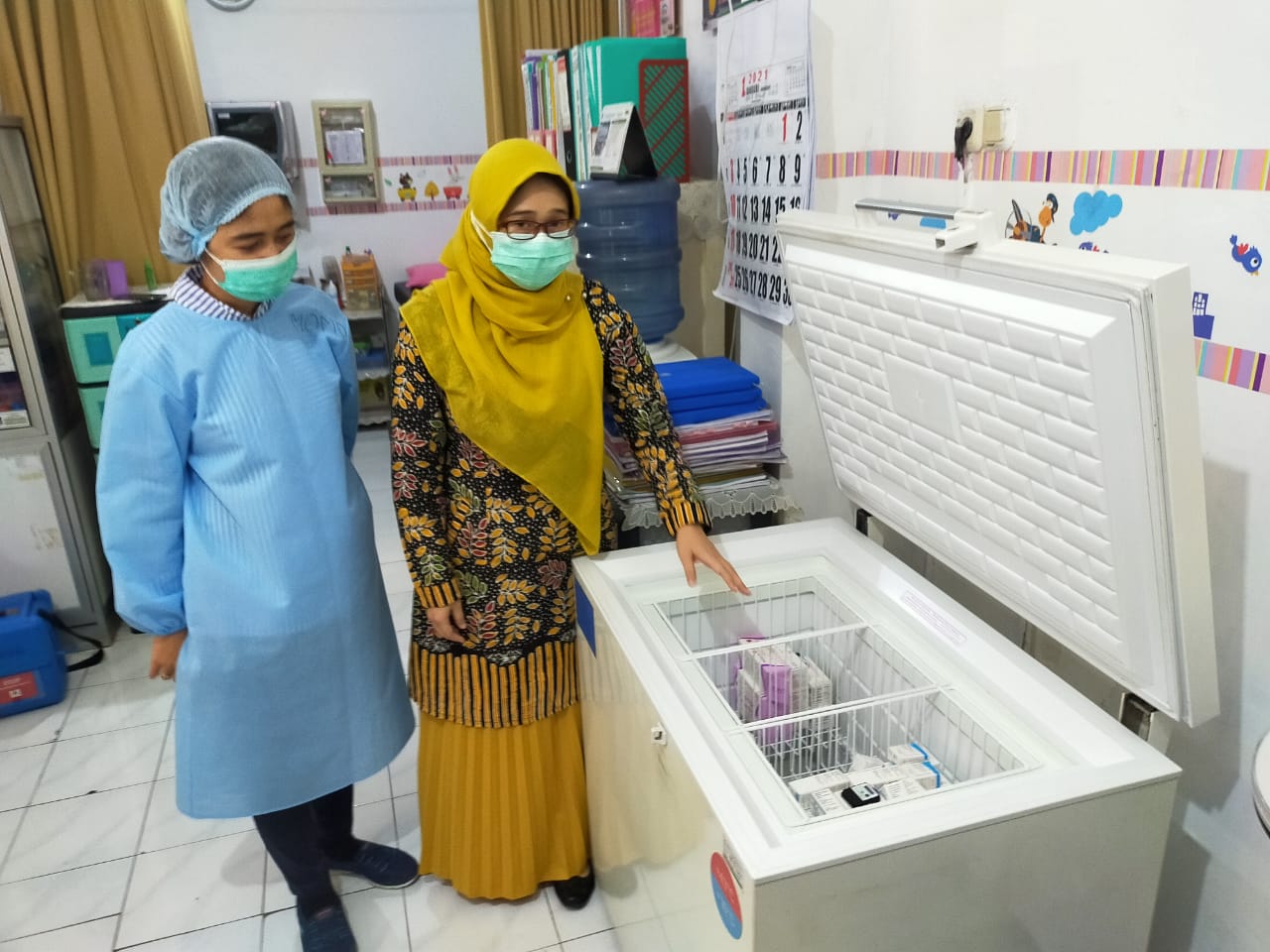 Kepala Puskesmas Ketabang Surabaya Joyce Hestia Nugrahanti (kanan) memeriksa cold chain.