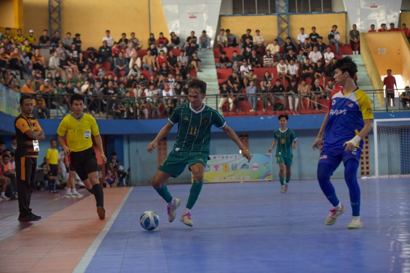 Pemain Indonesia saat melawan Malaysia pada pertandingan Final AUG 2024 di GOR UNESA, Minggu. (30/6). Foto : Wahyu JNR 