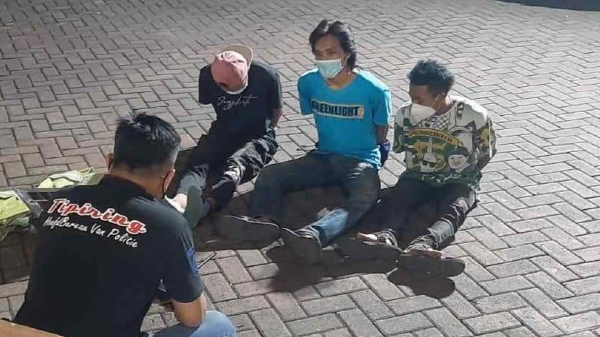 Tiga pemuda yang diamankan tim Respati Polrestabes Surabaya.