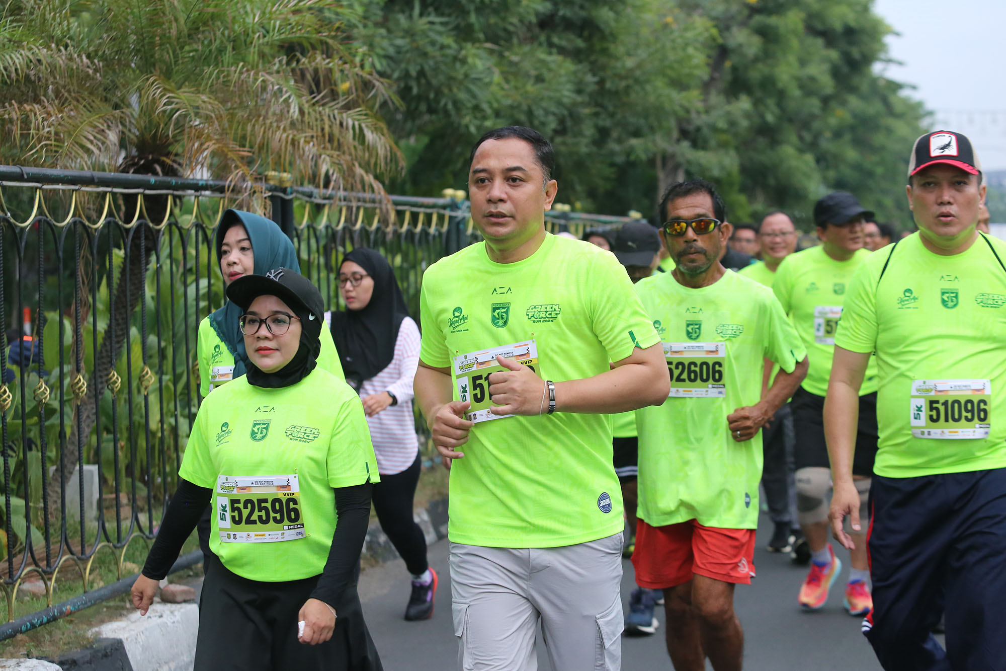 Eri Cahyadi didampingi Ketua Tim Pengerak (TP) PKK Kota Surabaya Rini Indriyani mengikuti event lari Green Force Run (GFR) 2024 