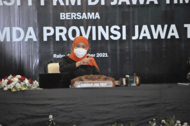 Gubernur Jawa Timur Khofifah Indar Parawansa dalam Rapat Koordinasi (Rakor) Evaluasi Pelaksanaan Pembatasan Kegiatan Masyarakat (PPKM) yang digelar di Hotel Java Lotus, Kabupaten Jember, Rabu (1/9/2021). (JNR)