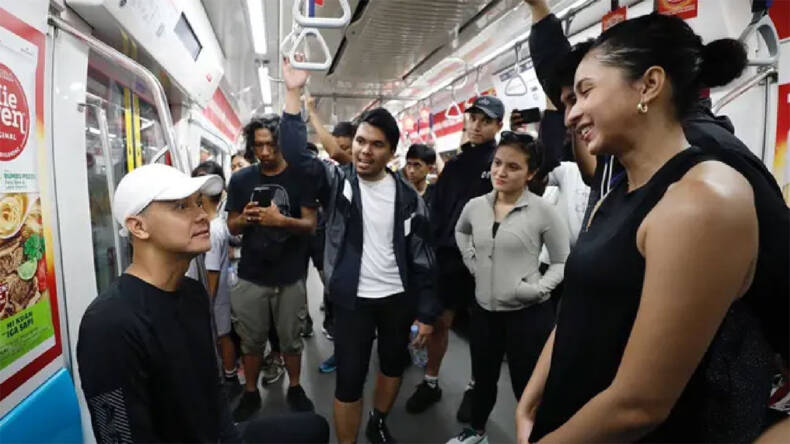 Capres Ganjar Pronowo menerima keluh kesahnya saat mereka berada di gerbong MRT