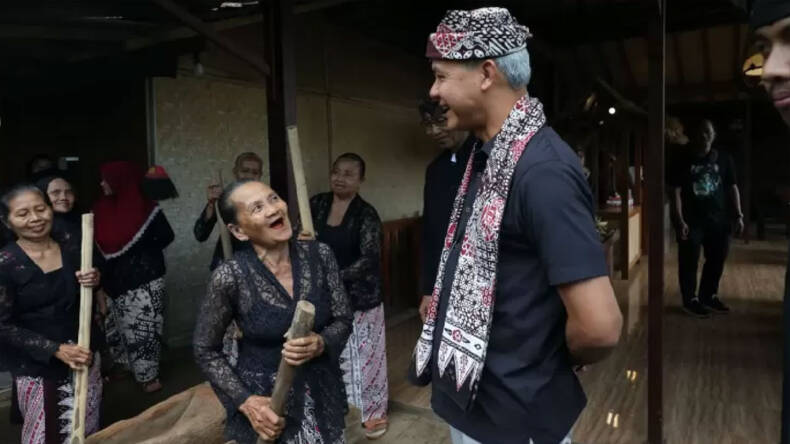 Warga suku osing Banyuwangi menyambut kedatangan Ganjar Pranowo