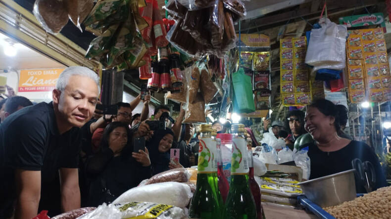 Ganjar Pranowo blusukan ke pasar Pucang Surabaya