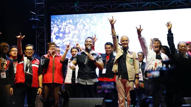 Ganjar Pranowo menemui pendukungnya (Foto: PDIP)