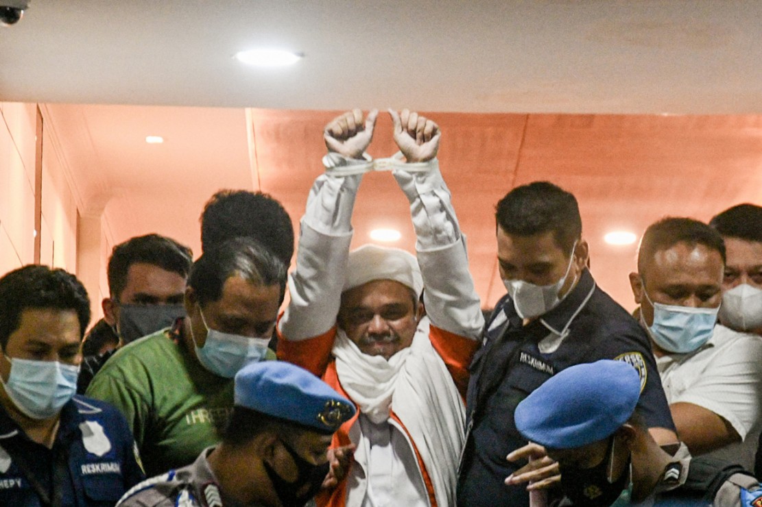 Imam Besar FPI Habib Rizieq Shihab keluar dari gedung pemeriksaan di Ditreskrimum Polda Metro Jaya, Minggu dinihari (13/12) 