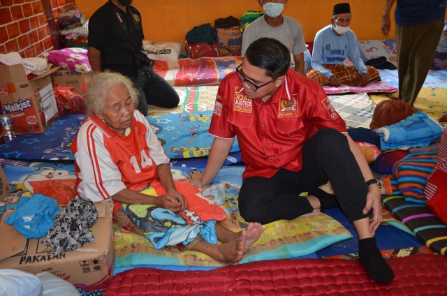 Anggota Komisi III DPR RI Arteria Dahlan berdialog dengan nenek korban pengungsi erupsi Gunung Semeru di Lumajang, Jawa Timur (Jatim).